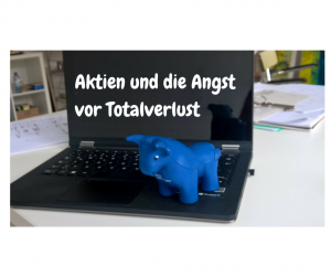 Aktien und die Angst vor Totalverlust mit Maskottchen Bulle auf PC.