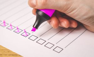Bild zeigt Checkliste als Symbol dafür, wie du mit Aktien Geld verlierst