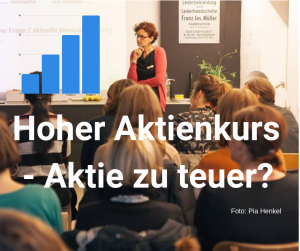 Bild zeigt Frau vor Publikum mit Bildtext: Hoher Aktienkurs. Aktie zu teuer?