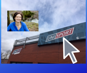 Bild zeigt Frau vor blauem Himmel und Gebäude mit Text UniSport